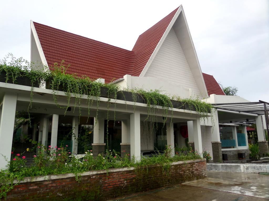 Bukit Daun Hotel And Resort Kediri  Exterior photo